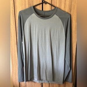 Lululemon men’s Fundamental Long Sleeve T-Shirt size small in colorblock blue